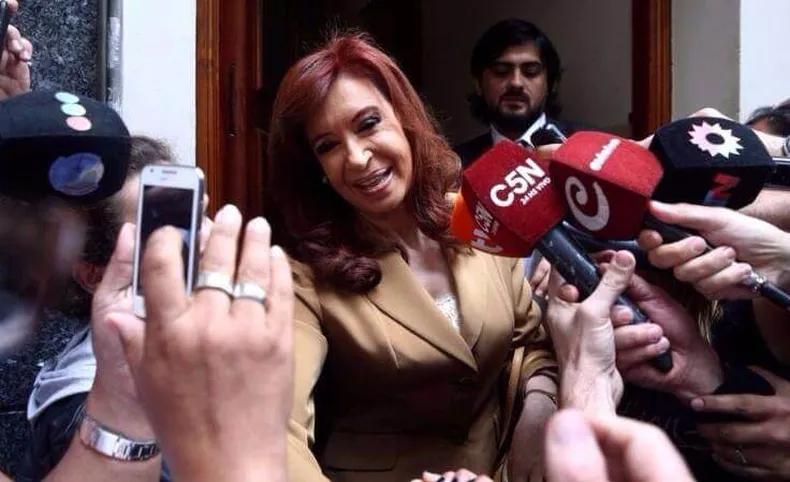 cristina kirchner auditoria obra publica - Quién estaba en el escenario con Cristina Kirchner